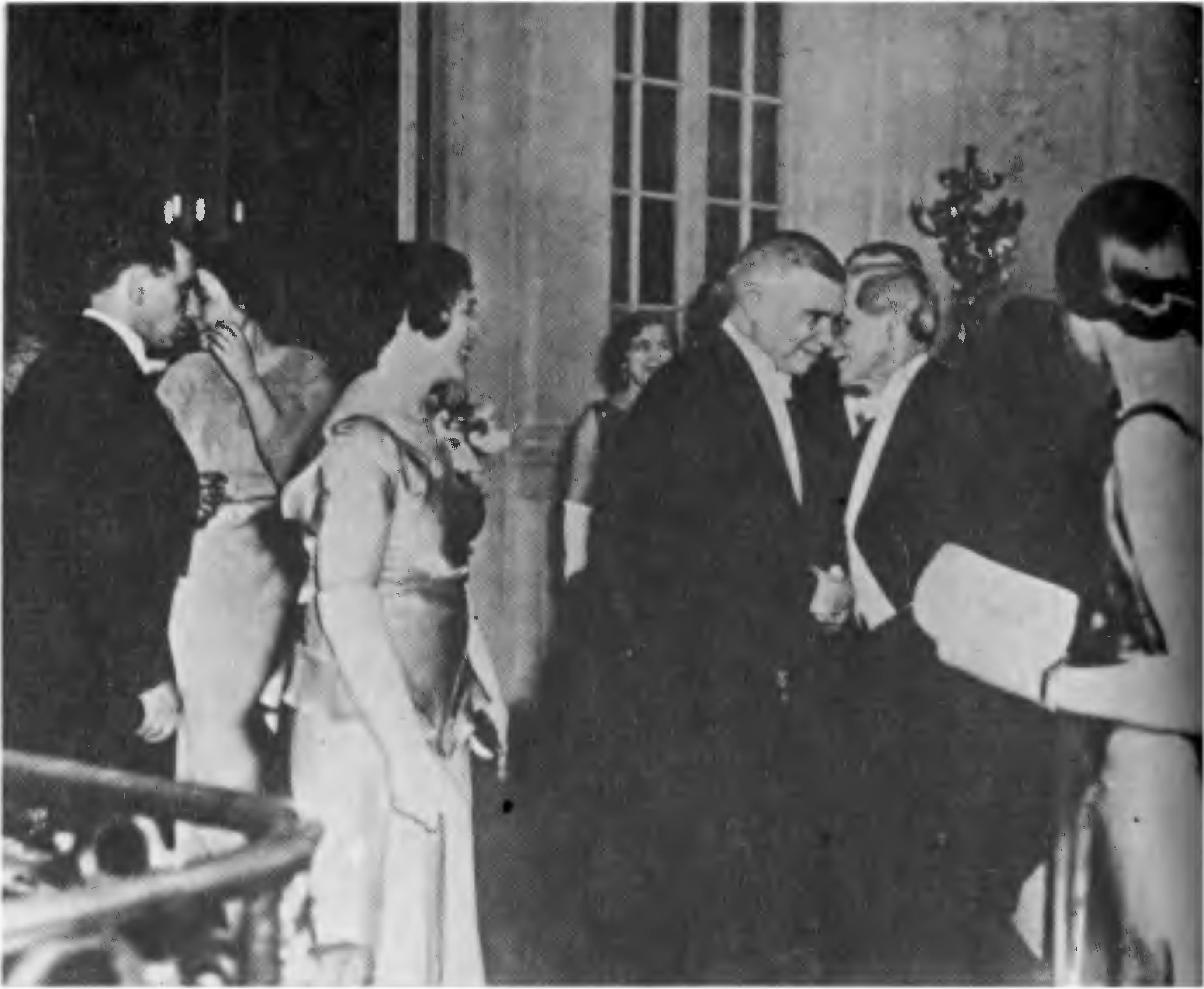 А.А. Трояновский (1882—1955) (в центре) приветствует гостей во время приема в советском посольстве в США. 1934 г.