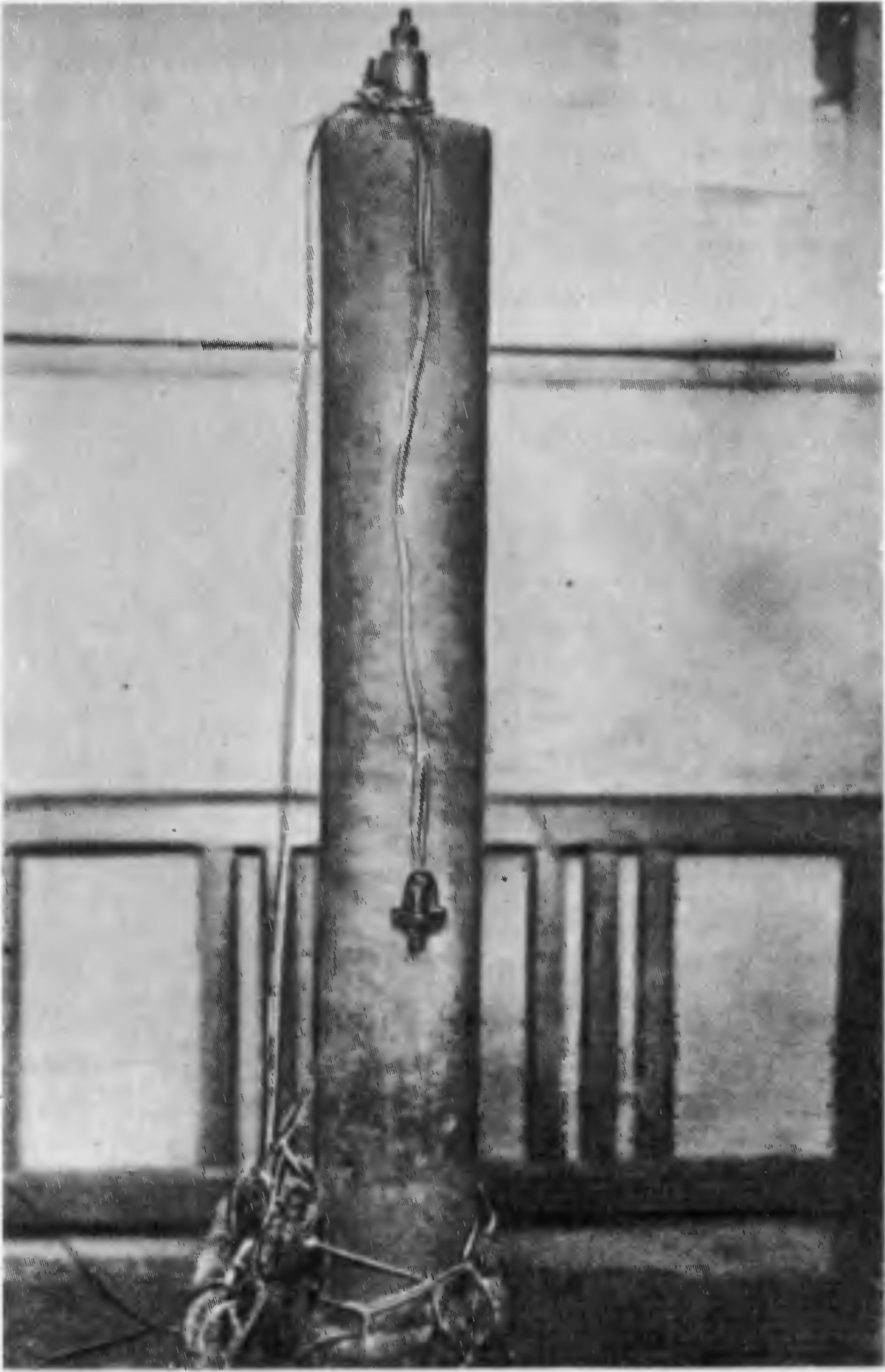 Бомба, обнаруженная в дымоходе советского полпредства в Варшаве. 26 апреля 1930 г.