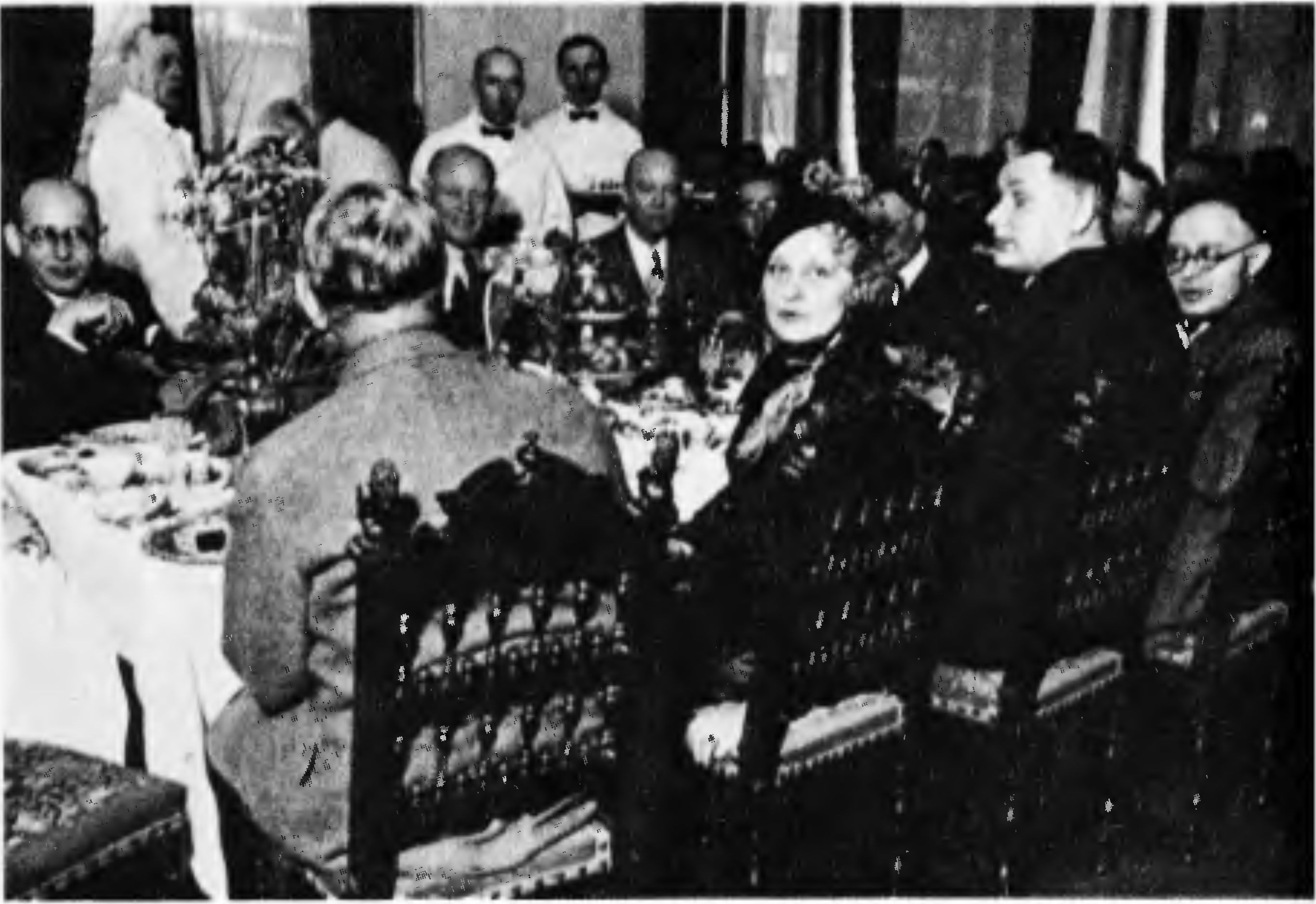 Американские дипломаты на банкете в особняке Народного комиссариата иностранных дел (в центре У. Буллит). Москва, 1934 г.