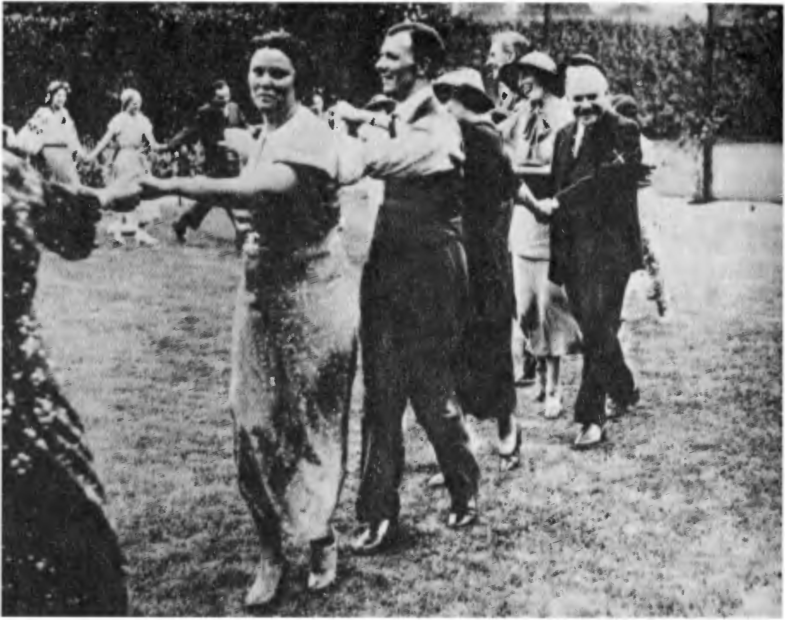 И.М. Майский среди танцующих сотрудников полпредства. Лондон, 1935 г.