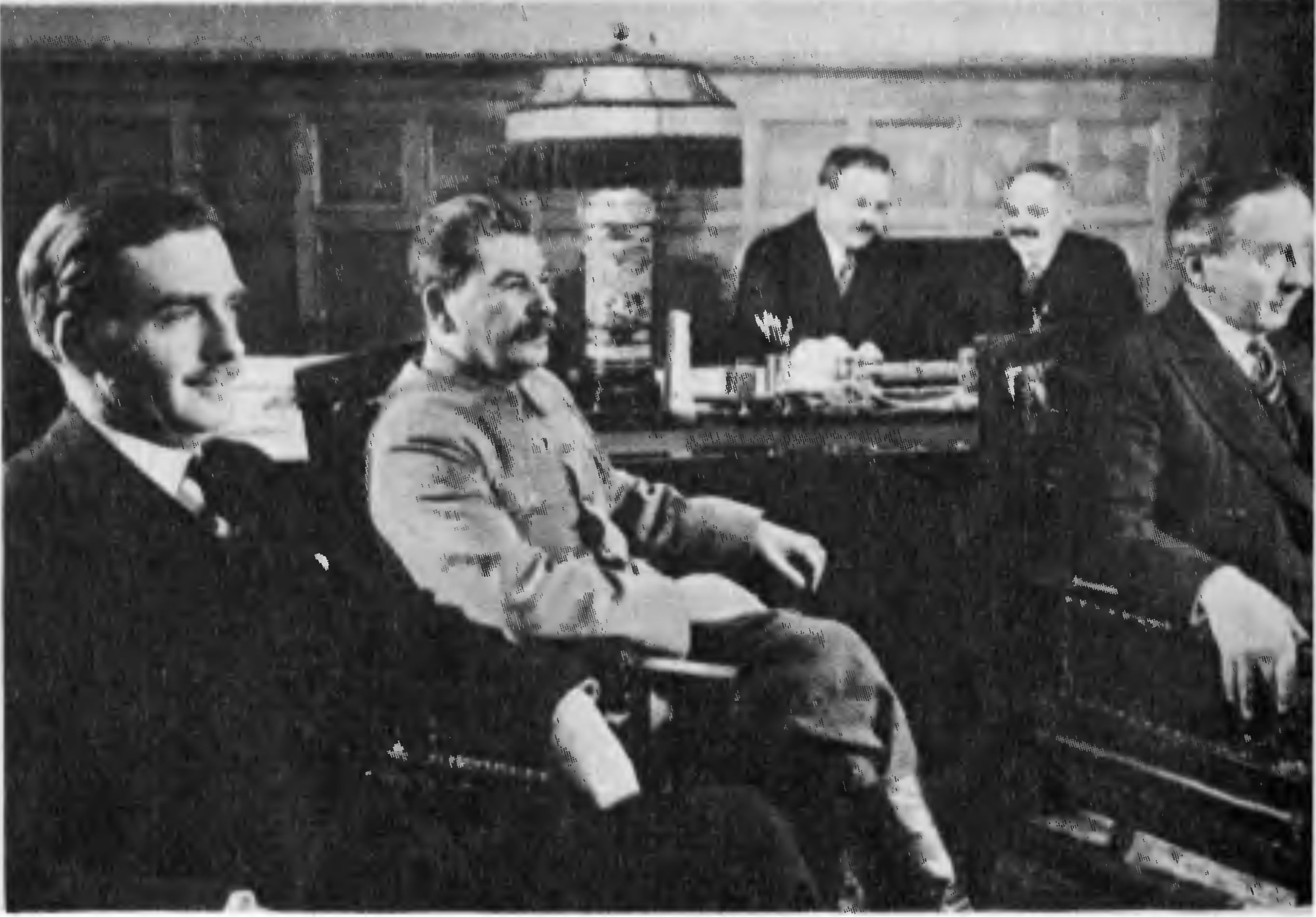 А. Иден на приеме у И.В. Сталина (справа налево: посол Великобритании в СССР лорд Чилстон, И.М. Майский, В.М. Молотов). Москва, 1935 г.