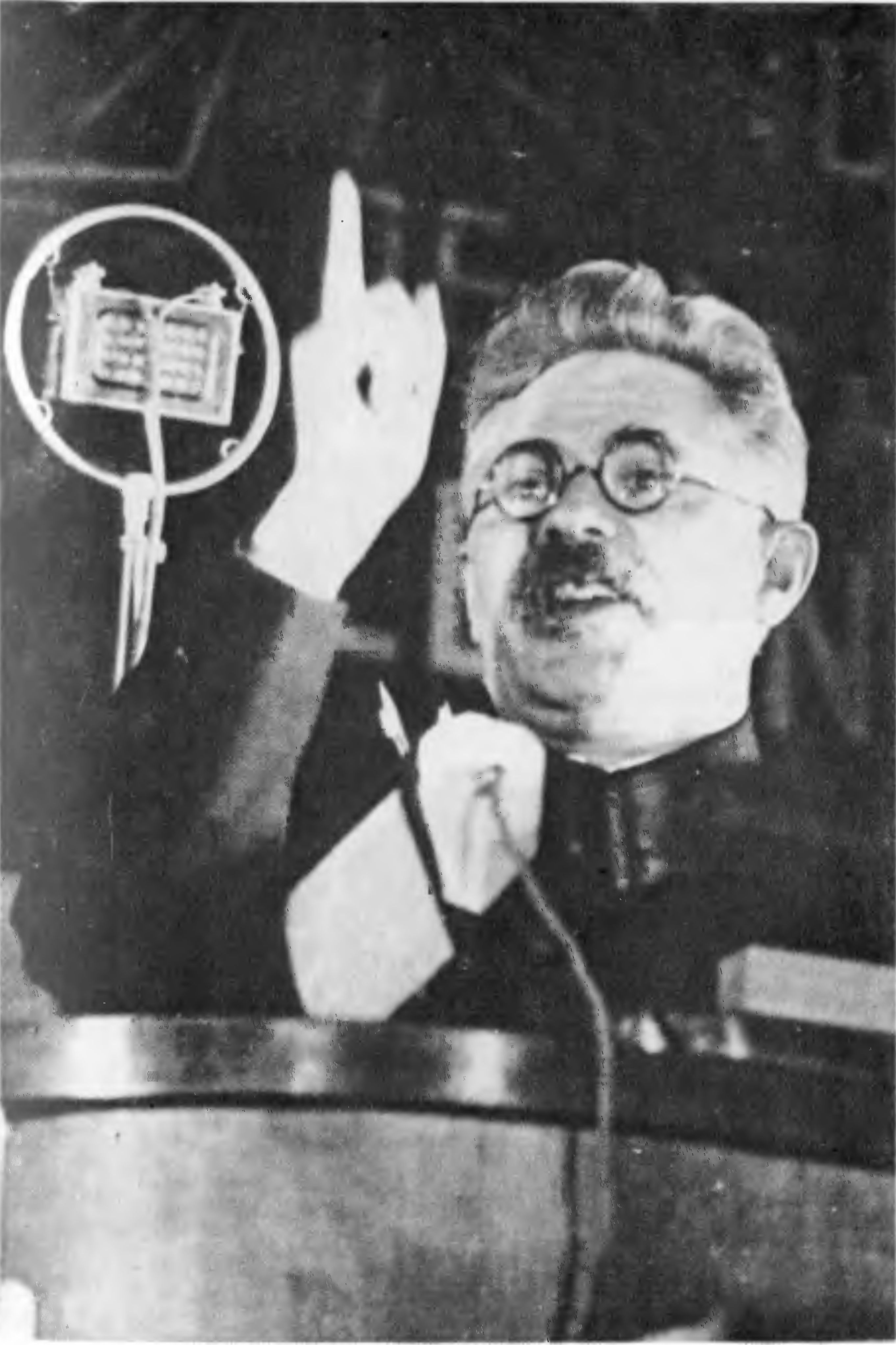 Секретарь ИККИ Д.З. Мануильский (1883—1959) выступает на VII конгрессе Коминтерна. Москва, 1935 г.