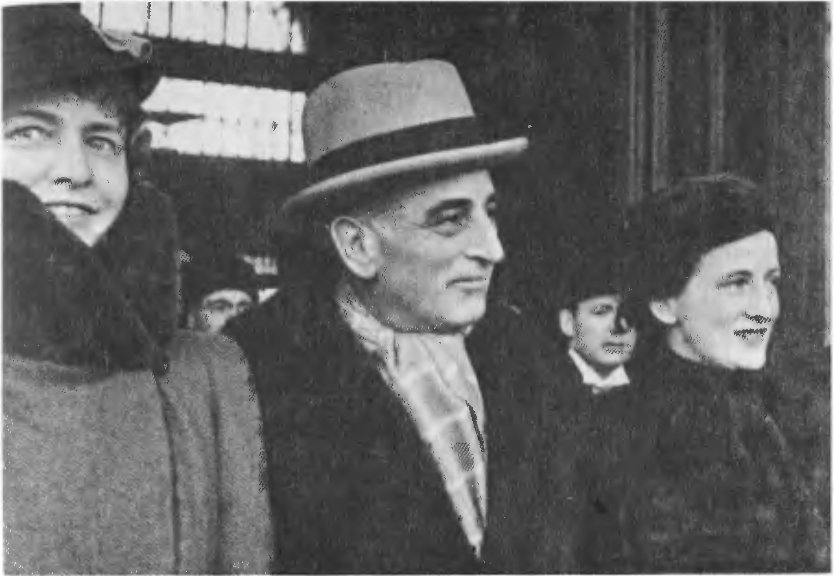 Посол США в СССР Дж. Дэвис с супругой и дочерью на Белорусском вокзале. Москва, 1937 г.