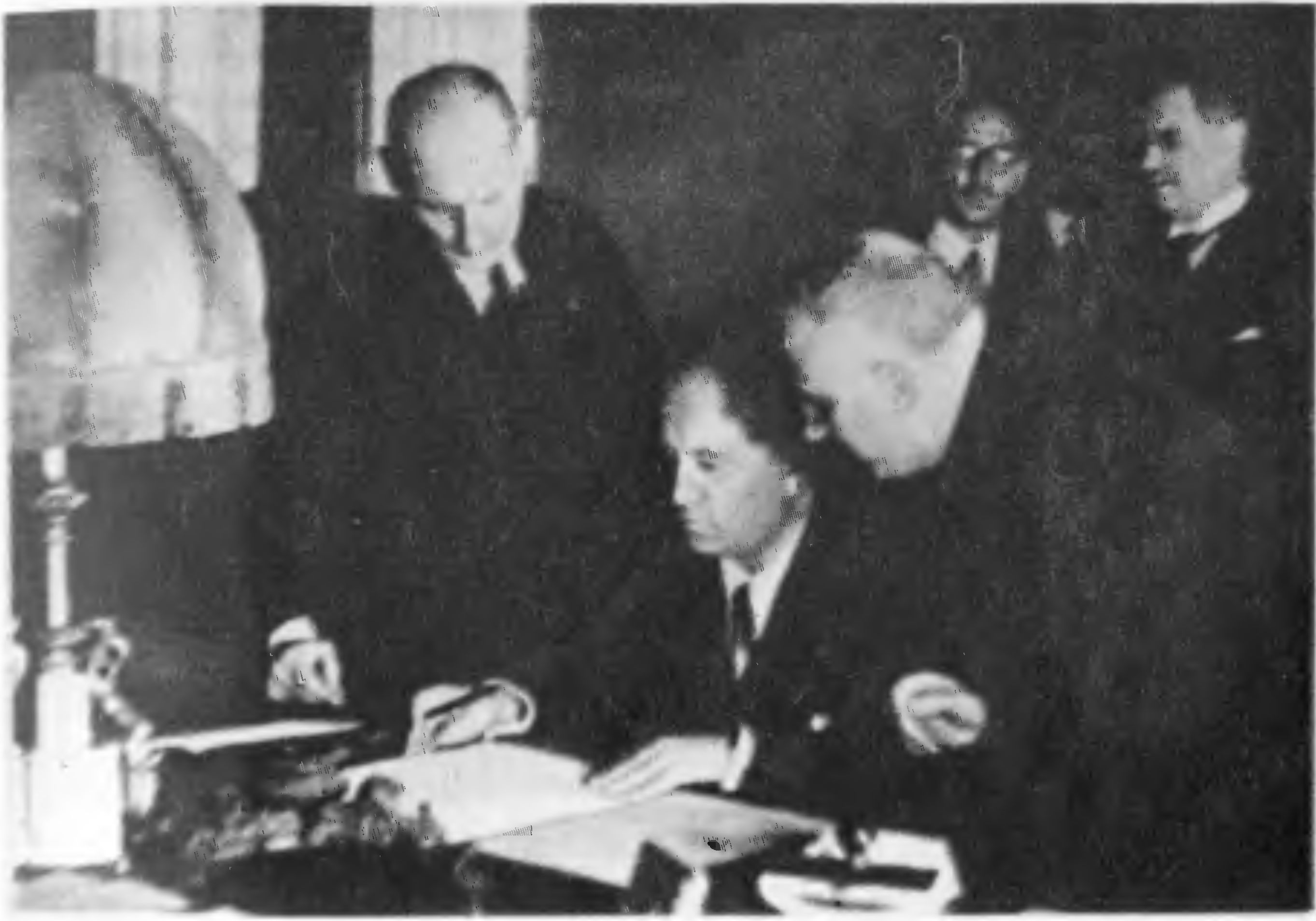Б. Муссолини подписывает советско-итальянский пакт о ненападении. 1933 г.