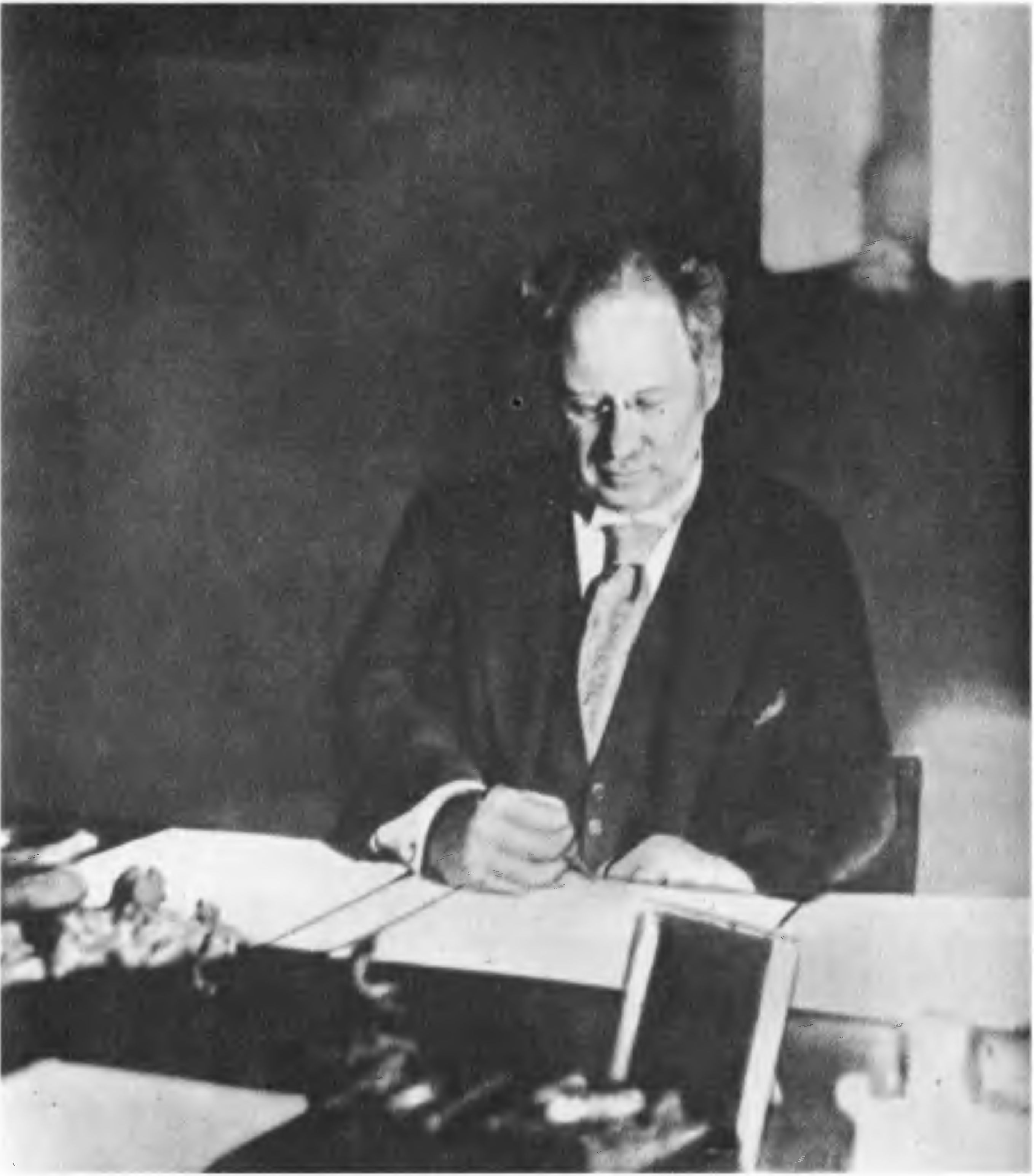 В.П. Потемкин подписывает советско-итальянский пакт о ненападении. 1933 г.