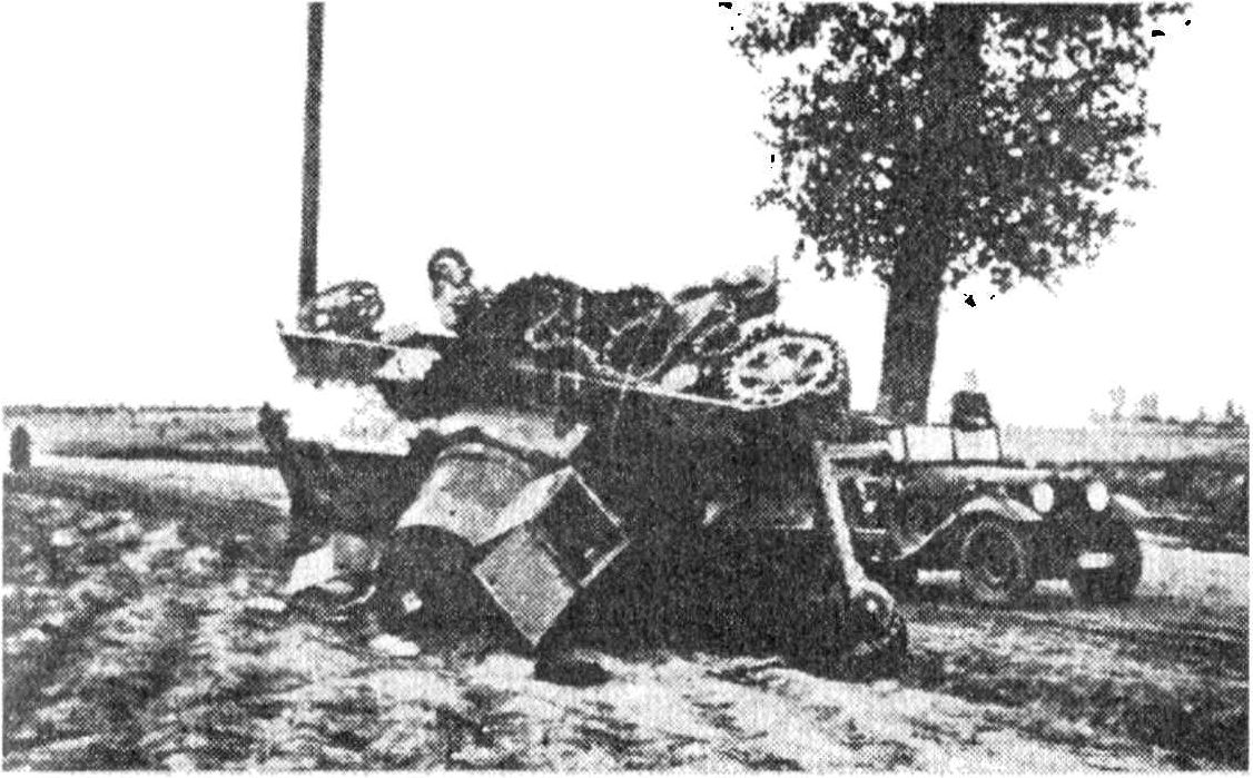 Один из нескольких танков 7-TP, подбитых во время неудачной атаки Варшавского гарнизона, предпринятой для оказания помощи польским войскам, сражавшимся в Кампиноской пуще