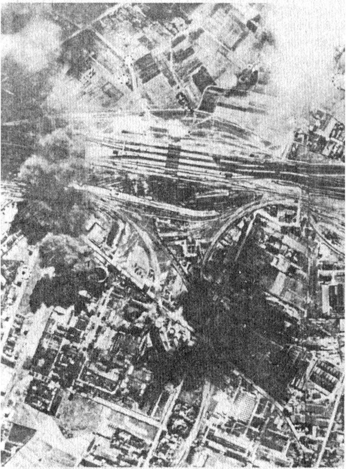 Бомбардировщики Люфтваффе бомбят Варшаву. На снимке видно, что удар наносится по железной дороге. Немцы подвергали особенно ожесточенной бомбардировке узлы коммуникаций, госпитали, промышленные объекты