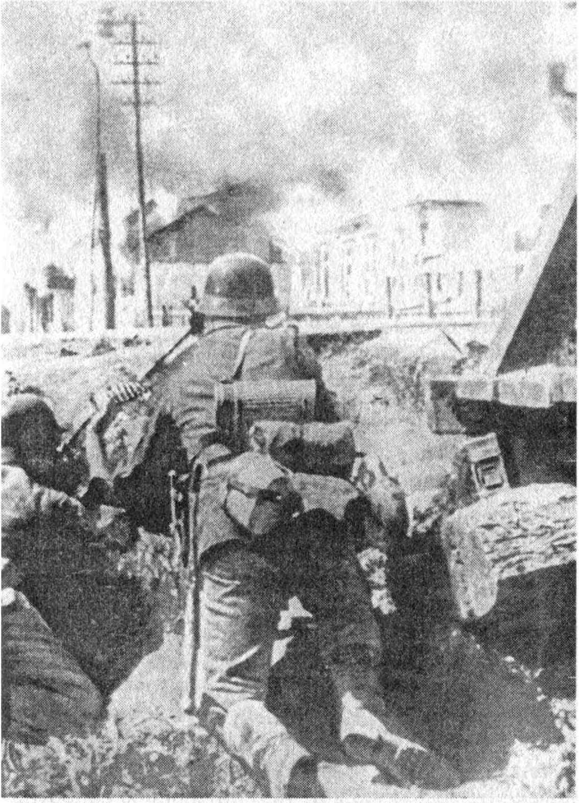 Немецкие пулеметчики ведут огонь по противнику во время штурма Варшавы 26 сентября 1939 г