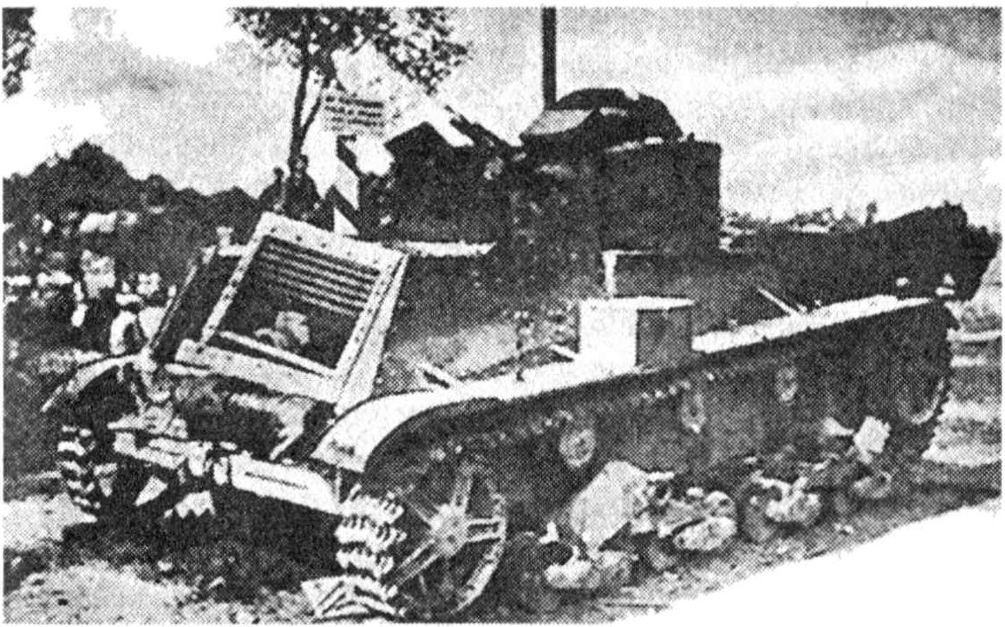 Двухбашенный танк 7-TP, взорванный своим экипажем