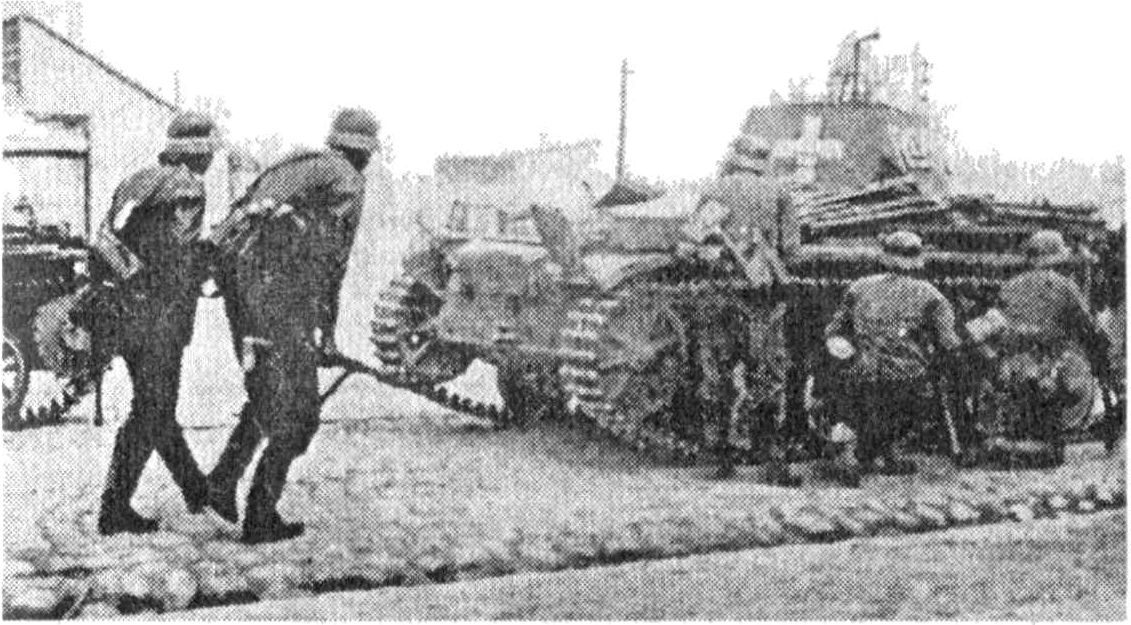 Немецкая пехота наступает под прикрытием легких танков