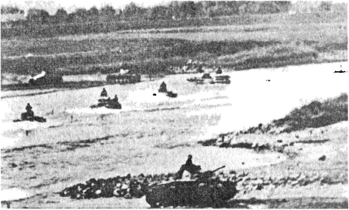 Немецкие танковые части форсируют реку Дунаец