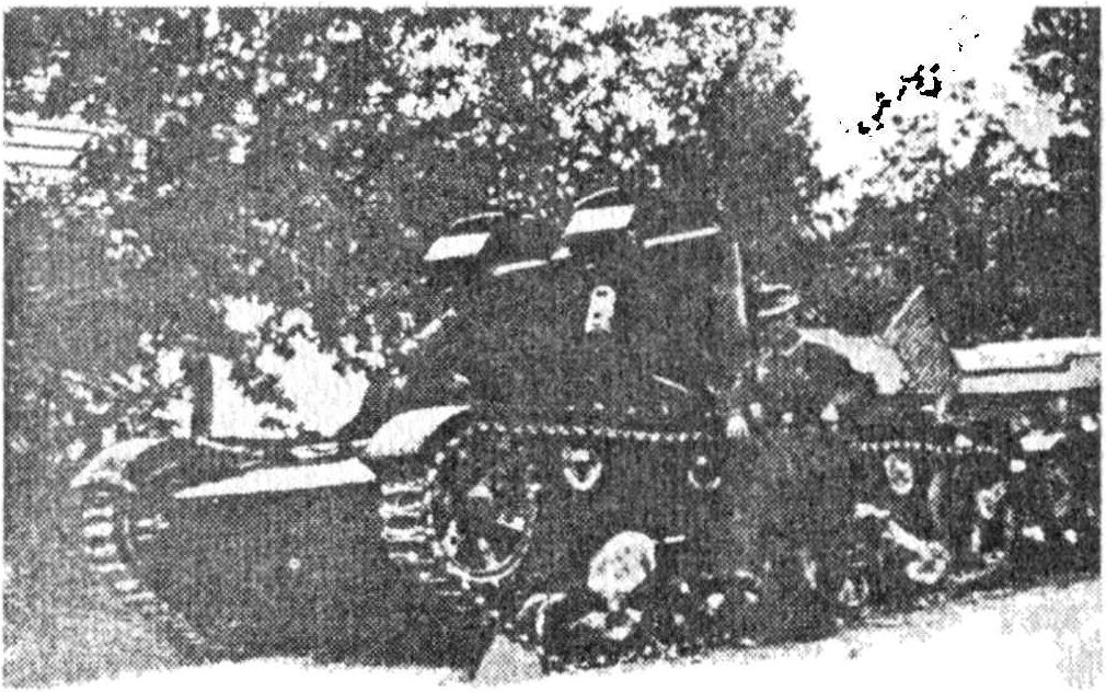 Пулеметный двухбашенный танк 7-TP (скорее всего брошенный своим экипажем из-за нехватки топлива или механической поломки). На его фоне позирует солдат немецкой горнопехотной бригады (егерь). Район Самбора