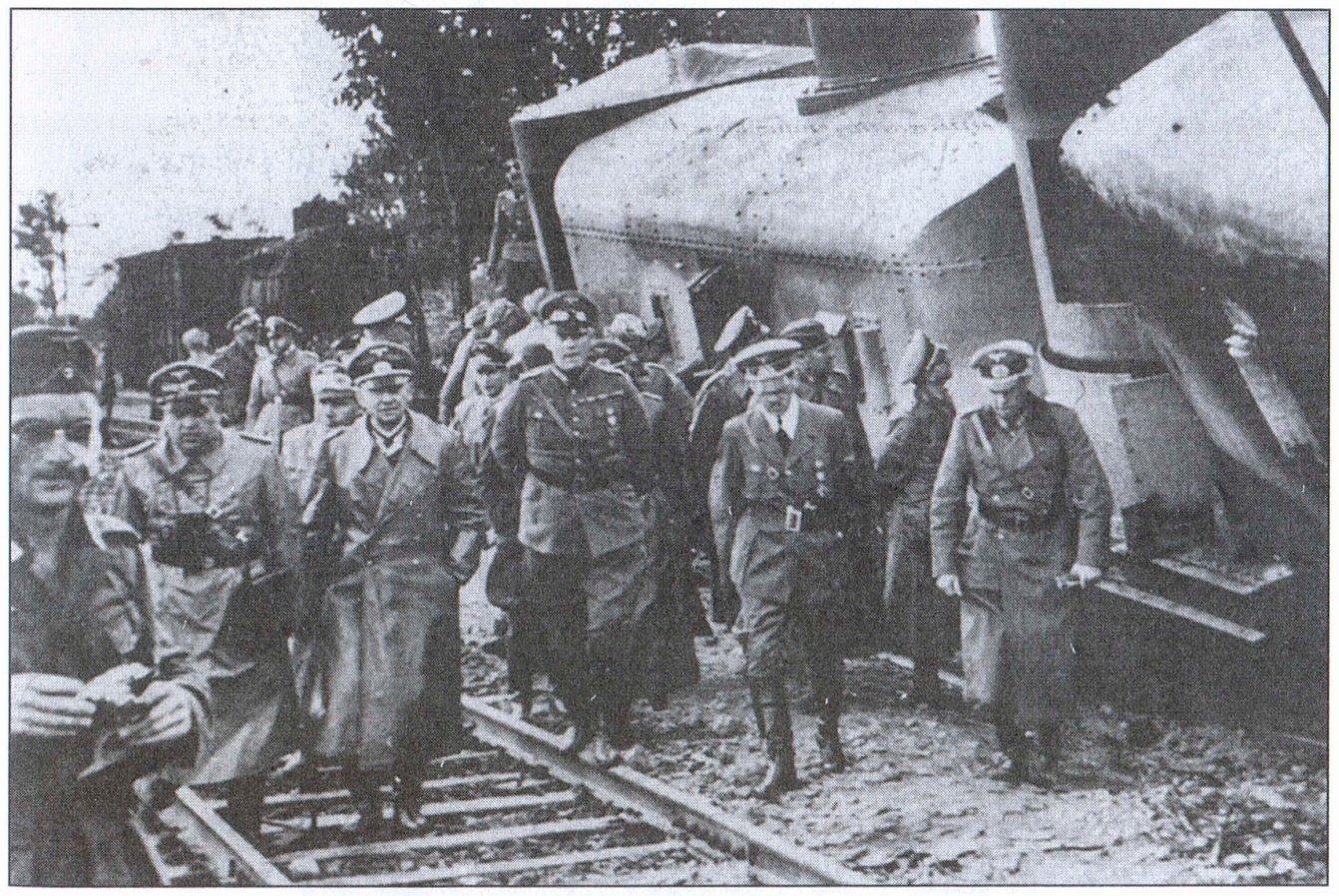 Гитлер осматривает подбитый польский бронепоезд