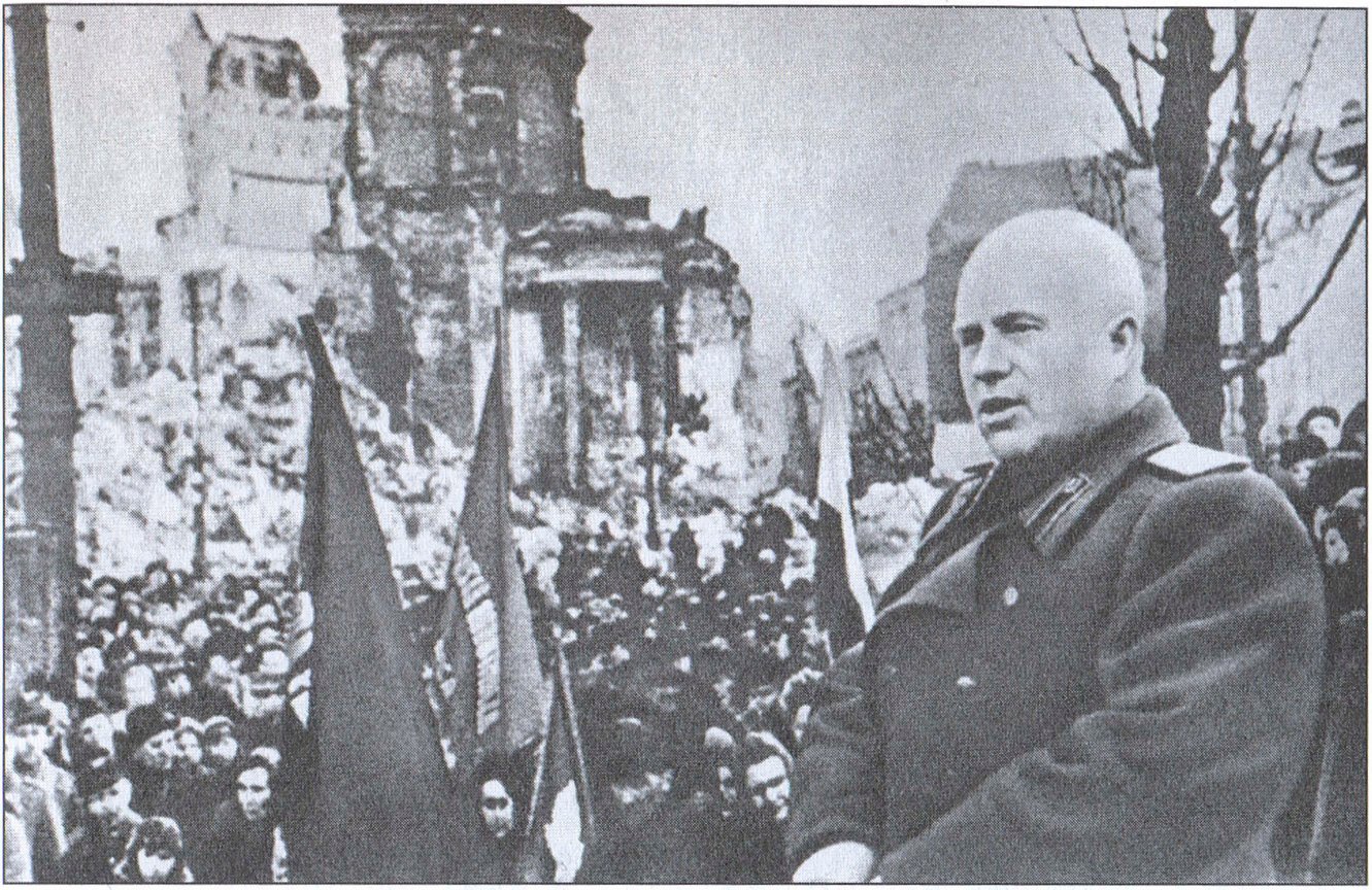 Массовый митинг трудящихся Варшавы. Выступает Н.С. Хрущев — руководитель советской комиссии по оказанию помощи в восстановлении польской столицы. Март 1945 г
