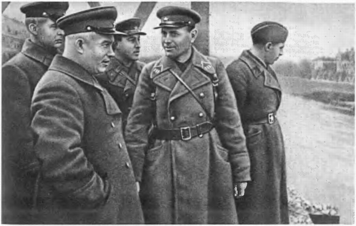 Член Военсовета Украинского фронта Н.С. Хрущев 29 сентября 1939 г. у реки Сан