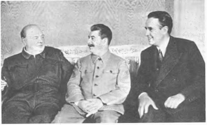 Переговоры о согласовании действий в войне против фашистской Германии в августе 1942 г. (слева направо: У. Черчилль, И.В. Сталин, посол США в СССР А. Гарриман)