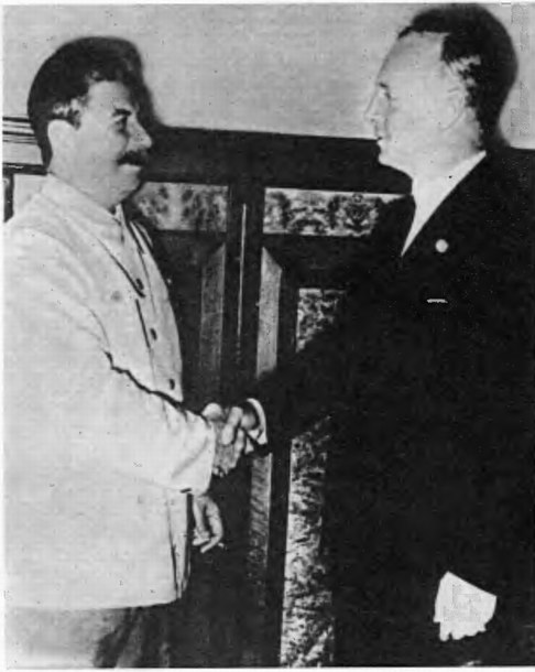 И.В. Сталин и И. Риббентроп скрепляют договоренность рукопожатием