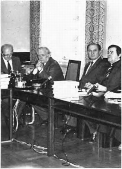 Советские члены комиссии заместитель председателя В.В. Журавлев и П.А. Кочегура, польские члены комиссии Ч. Лучак и Ч. Мадайчик (справа налево)