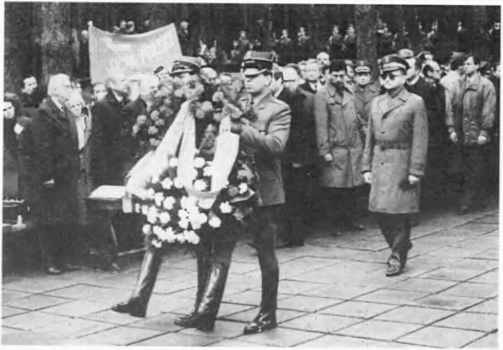Президент РП возлагает 14 апреля 1990 г. венок к символической могиле в Катынском лесу