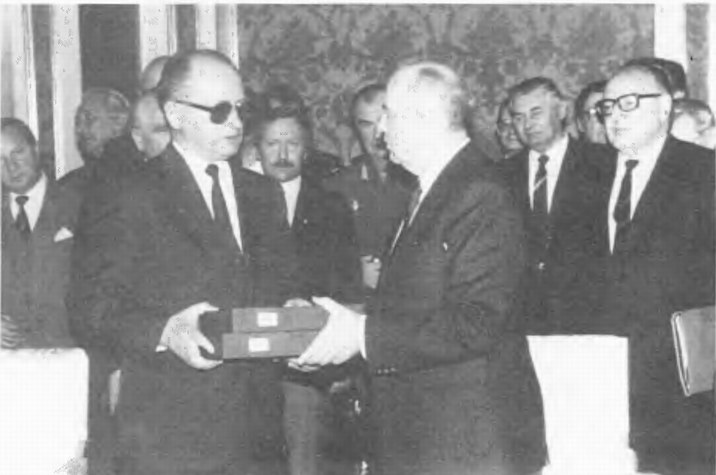 Президент СССР M.С. Горбачев передает Президенту Республики Польша В. Ярузельскому 13 апреля 1990 г. копии документов о судьбах польских военнопленных