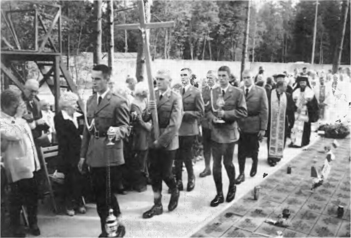Открытие мемориального комплекса «Медное» 2 сентября 2000 г. Экуменический крестный ход на Польском воинском кладбище (фото А. Яблокова)