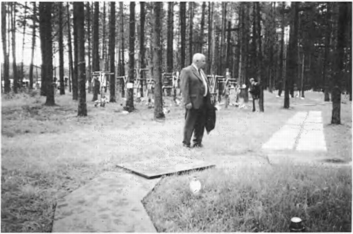 Заместитель Генерального прокурора РП С. Снежко около одной из 25-ти братских могил — месте первой эксгумации 1991 г. (фото А. Яблокова)