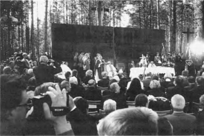 Торжественная литургия у «Стены памяти» по более чем 6300 убиенным (фото А. Яблокова)