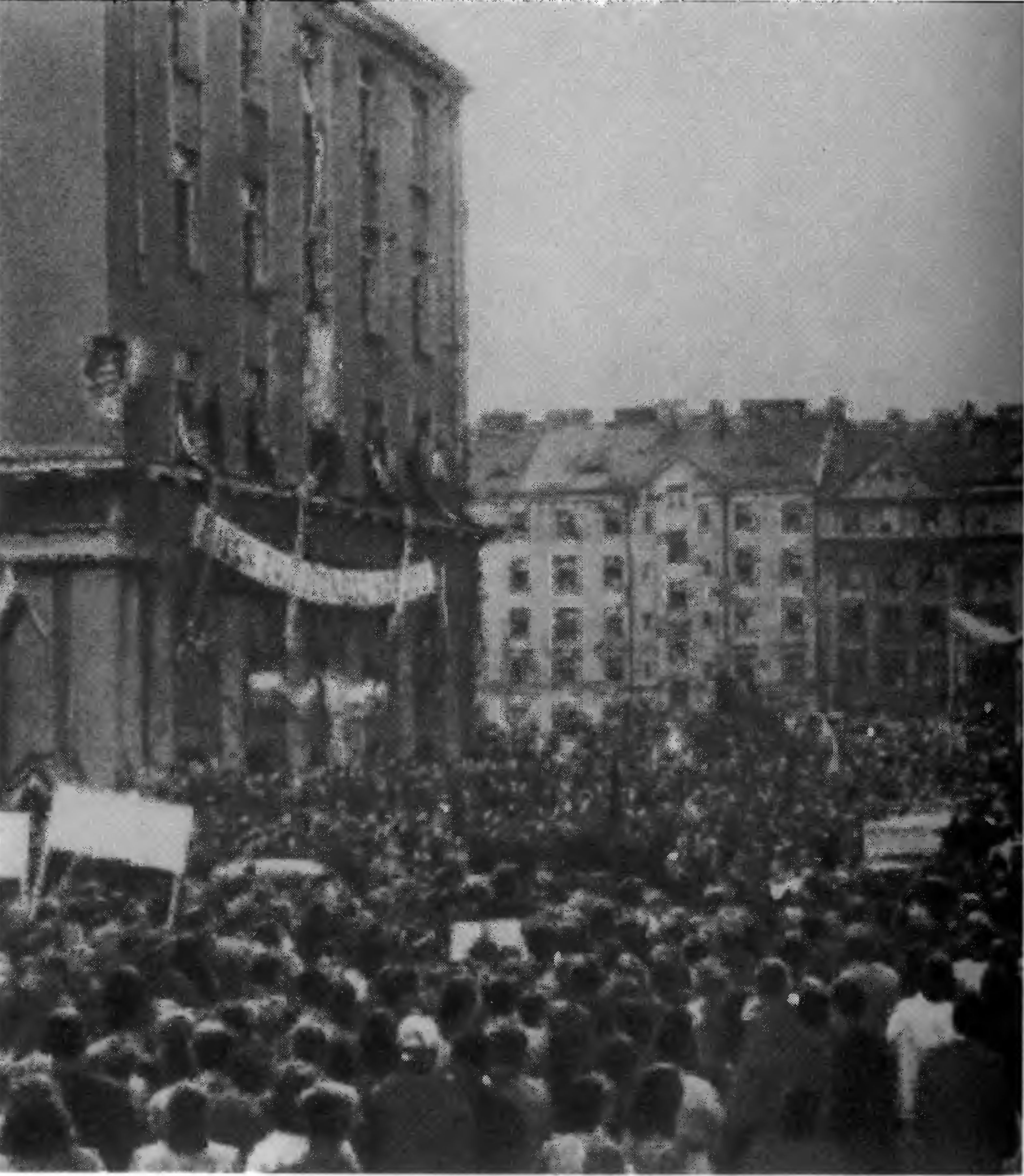 Манифестация населения Варшавы по случаю подписания советско-польского договора. Апрель 1945 г.