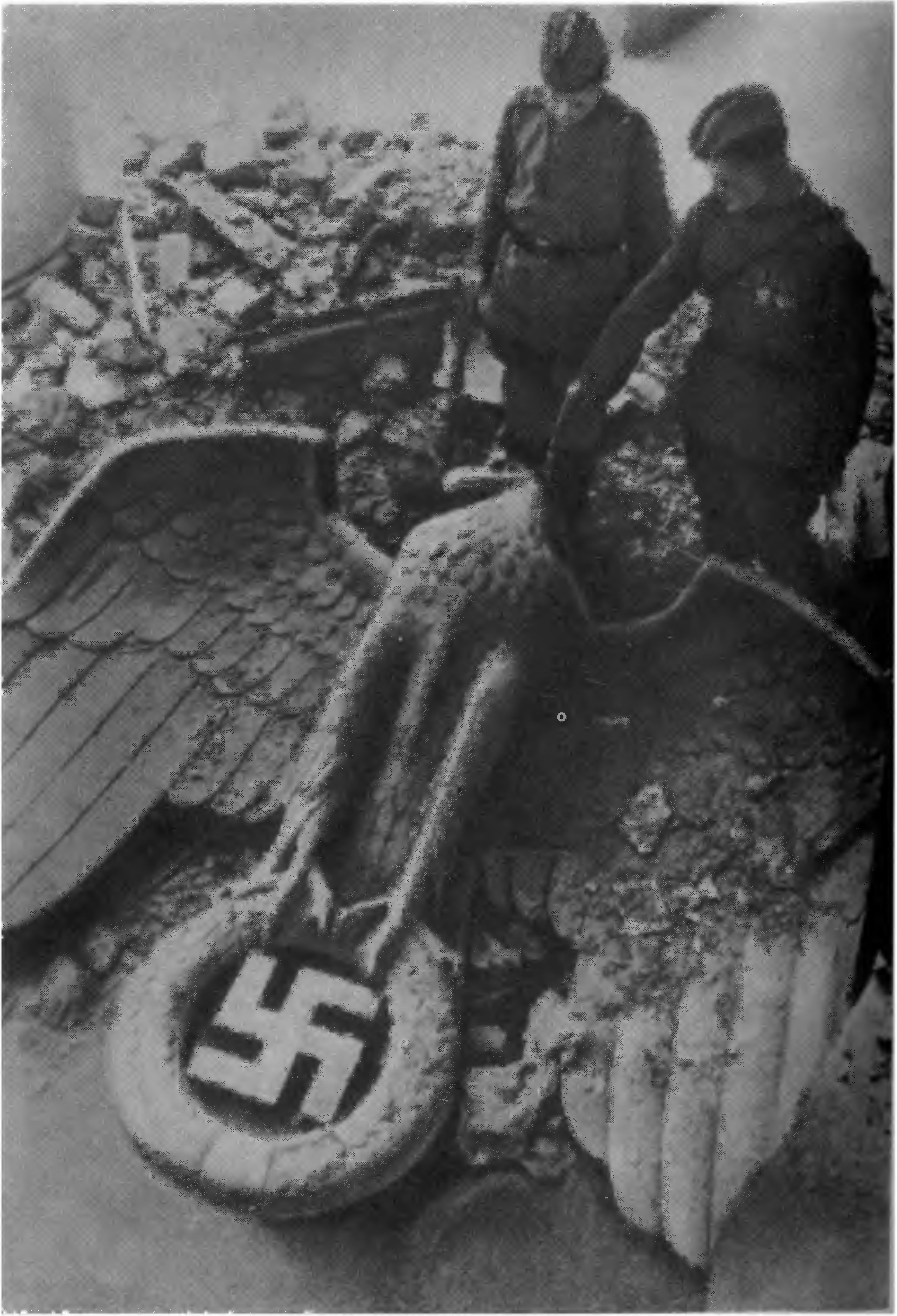 У поверженной фашистской эмблемы. Берлин, май 1945 г.